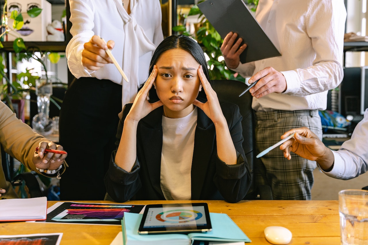Foto de Antoni Shkraba: https://www.pexels.com/es-es/foto/mujer-oficina-trabajando-ipad-7163380/