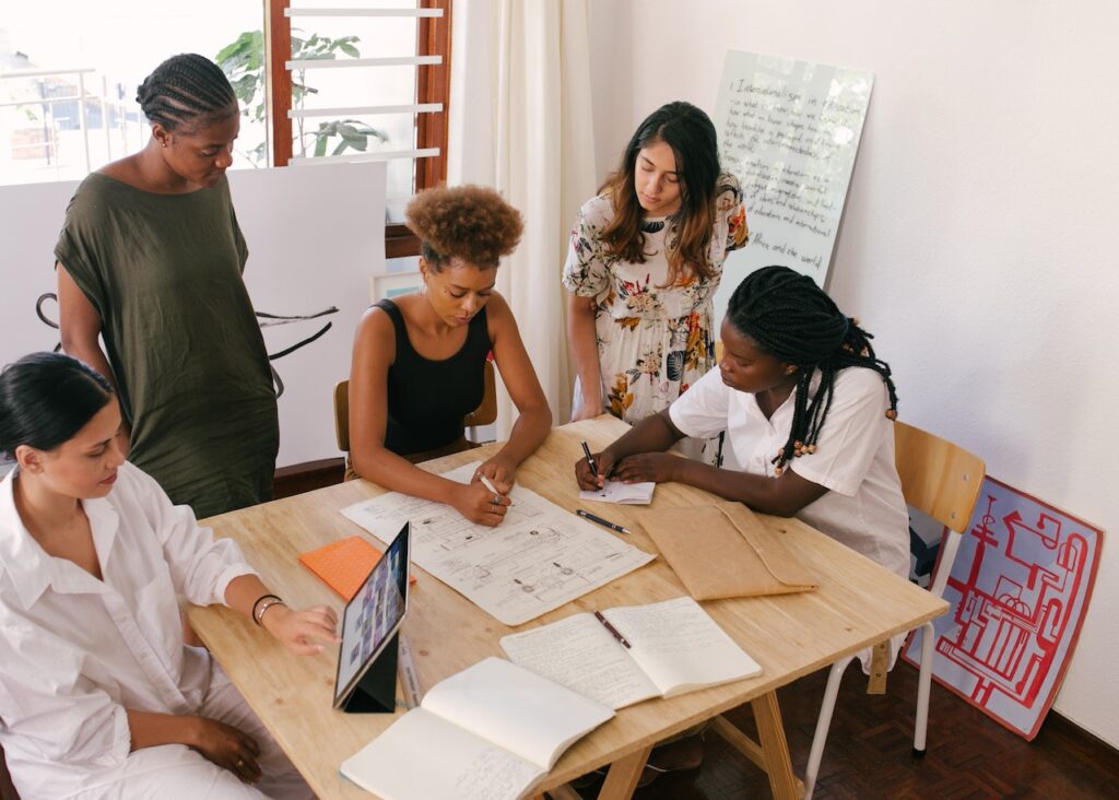 Foto de RF._.studio: https://www.pexels.com/es-es/foto/foto-de-mujeres-en-el-encuentro-3811082/